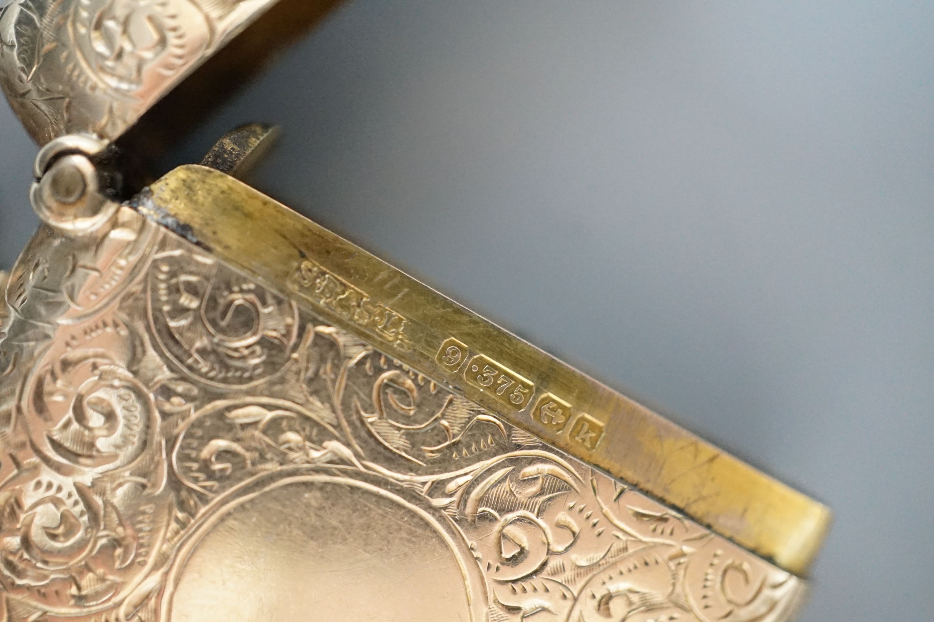 An Edwardian engraved 9ct gold vesta case, by S. Blanckensee & Sons Ltd, Birmingham, 1909, 41mm, gross weight 20.5 grams.